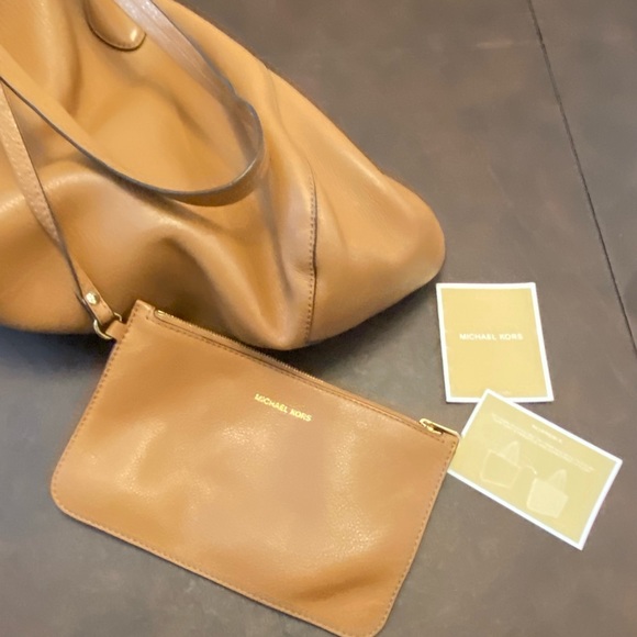 Michael Kors Reversible Handbag w/ Removal Matching Wristlet (inside) - Picture 4 of 9